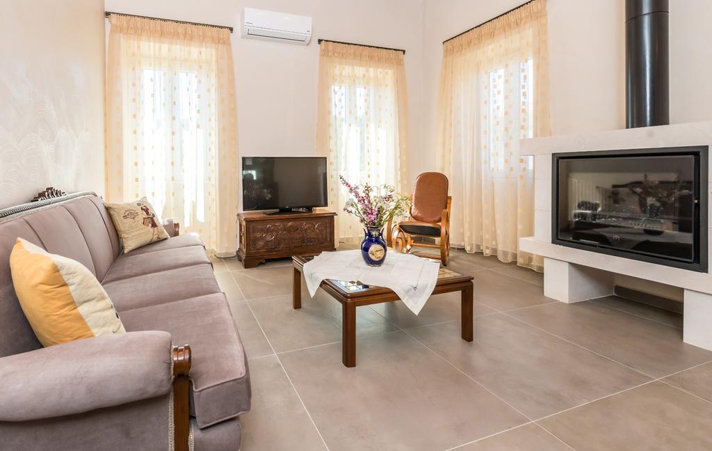 Villa Callisto- Elegant Restored Villa With Pool Yírion Dış mekan fotoğraf