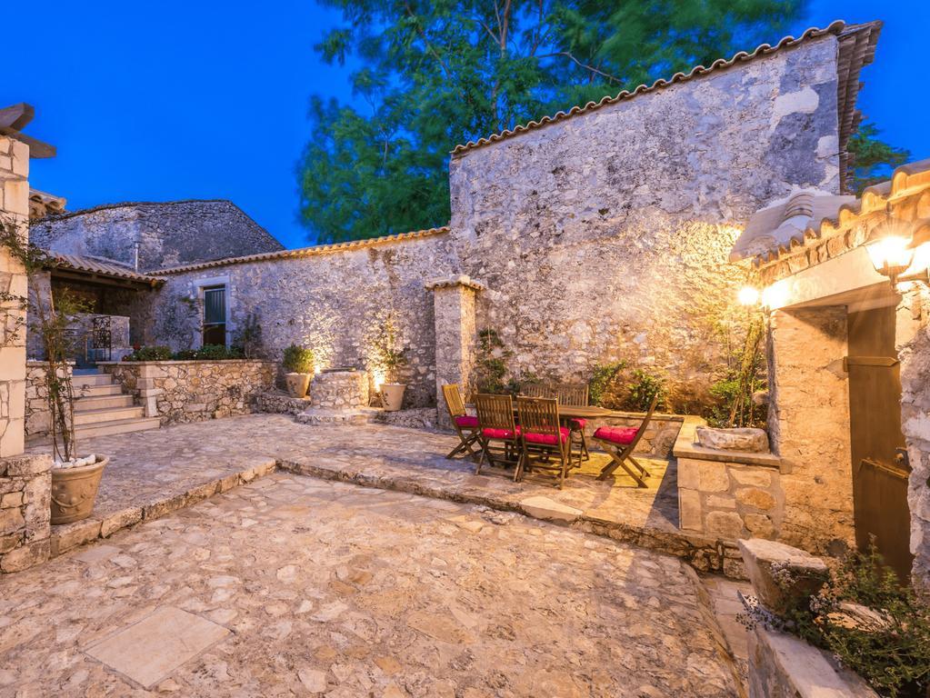 Villa Callisto- Elegant Restored Villa With Pool Yírion Dış mekan fotoğraf